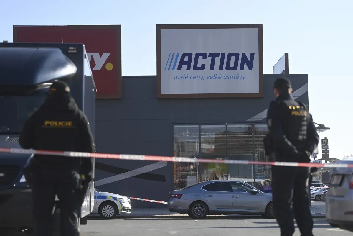 موقع الحادث في مركز تسوق في هراديك كرالوف، مع وجود شرطة وحواجز بعد هجوم بسكين أسفر عن مقتل امرأتين.