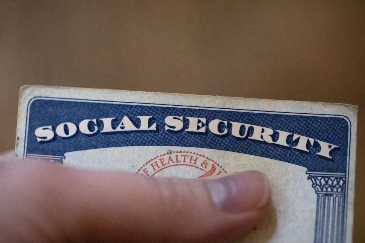 بطاقة الضمان الاجتماعي تُظهر كلمة "SOCIAL SECURITY" بوضوح، مع يد تُمسك بها، في سياق حديث حول مزايا الضمان الاجتماعي.