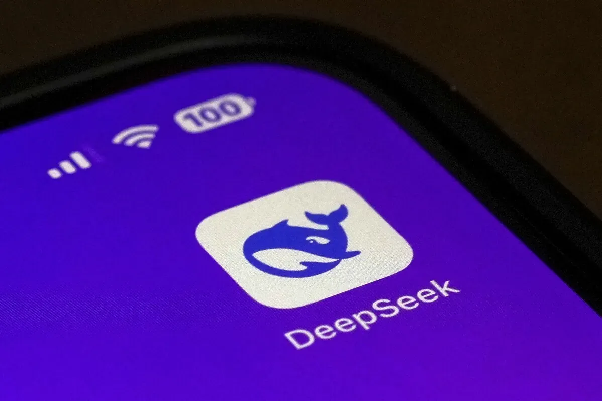 شعار تطبيق DeepSeek للذكاء الاصطناعي على خلفية بنفسجية، يمثل أول حظر من نوعه في تكساس على التقنية الصينية.