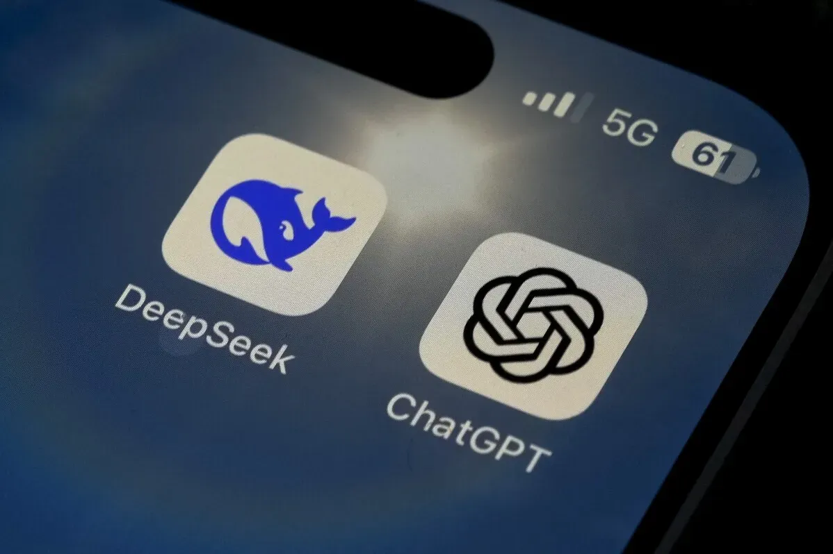 شاشة هاتف تظهر أيقونتي تطبيقي DeepSeek وChatGPT، في سياق حظر حاكم تكساس تطبيقات الذكاء الاصطناعي الصينية.