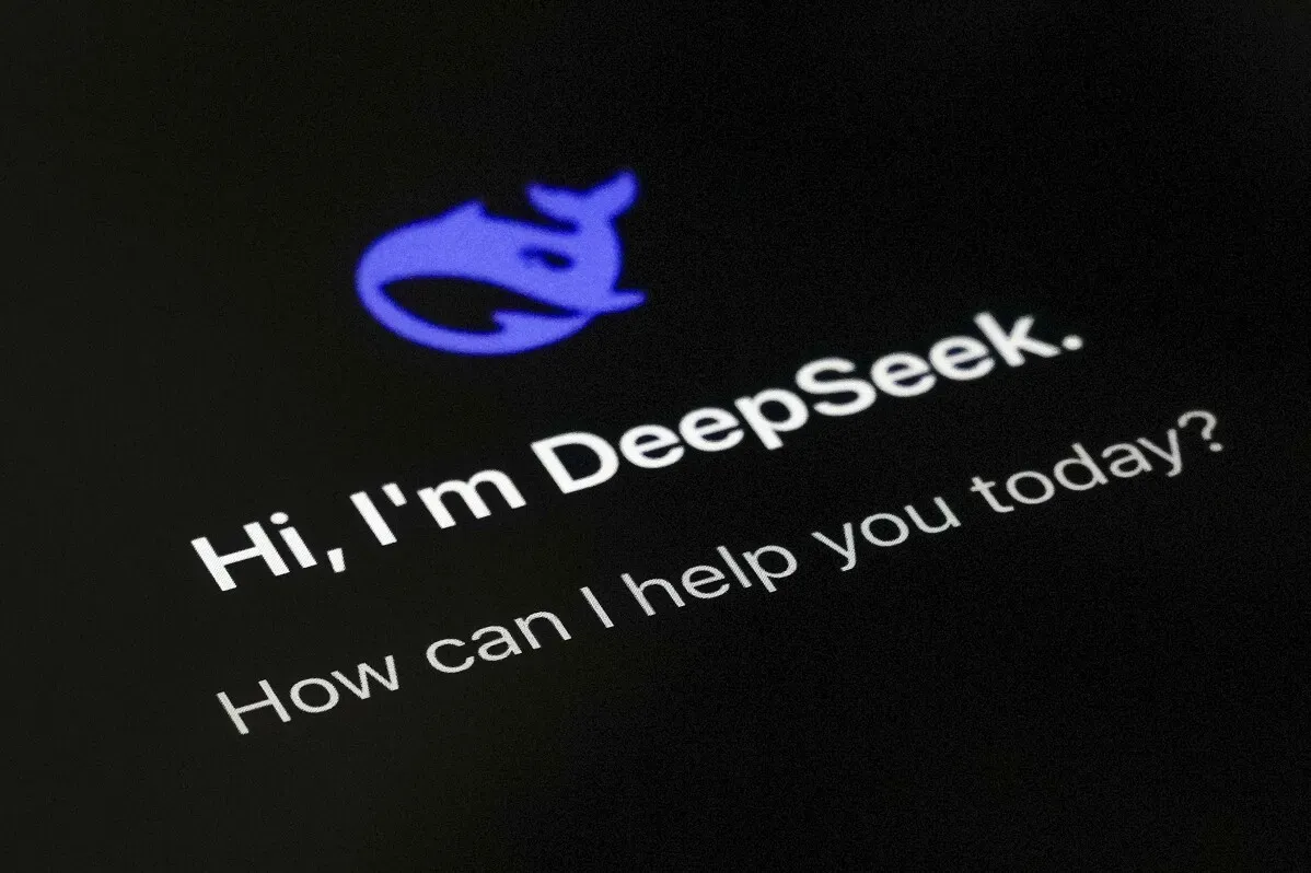 واجهة تطبيق DeepSeek للذكاء الاصطناعي تظهر شعارًا باللون الأزرق مع رسالة ترحيبية تسأل كيف يمكن المساعدة.