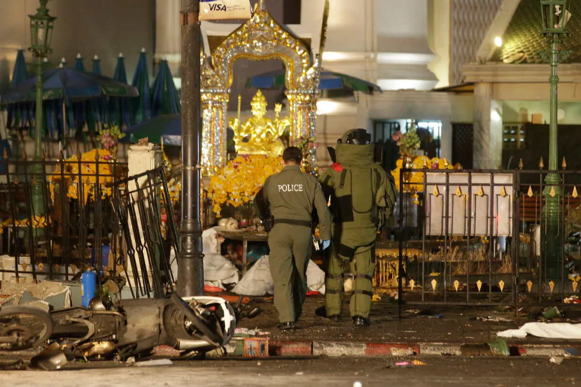 موقع التفجير في بانكوك يظهر رجال الشرطة في موقع الحادث، مع آثار الدمار حول ضريح إيراوان، بعد حكم الإعدام بحق المتهمين.