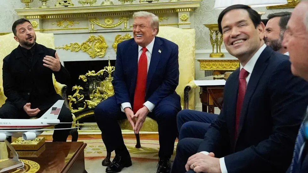اجتماع بين الرئيس الأوكراني زيلينسكي والرئيس الأمريكي ترامب، حيث يظهر زيلينسكي وهو يتحدث بجدية، بينما يبتسم ترامب.