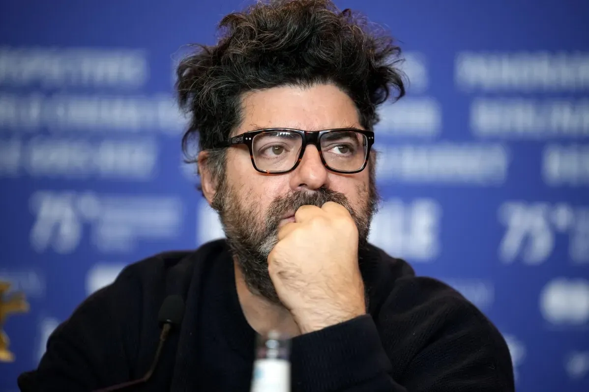 مخرج السينما نبيل عيوش خلال مؤتمر صحفي لمهرجان برلين السينمائي، يتحدث عن أهمية الأصوات الإبداعية في السينما والسياسة.