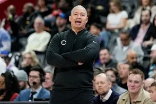 مدرب كليبرز تايرون لو يتحدث بحماس خلال مباراة، مع جمهور خلفه، مما يعكس روح الفريق الإيجابية بعد سلسلة من الانتصارات.