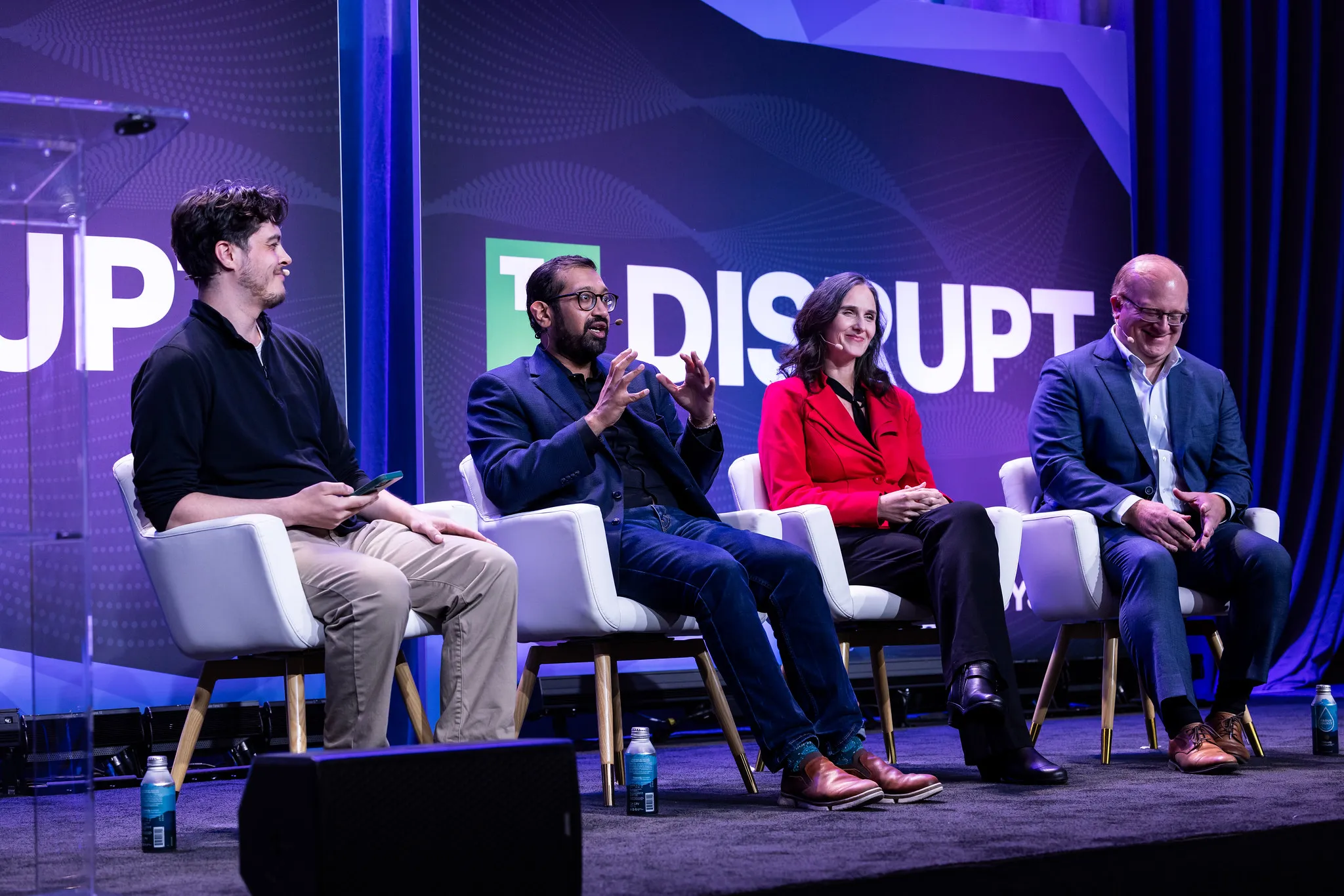 مناقشة خبراء في مؤتمر TechCrunch Disrupt حول تأثير الذكاء الاصطناعي على تحديث شبكة الكهرباء وزيادة الطلب على الطاقة.