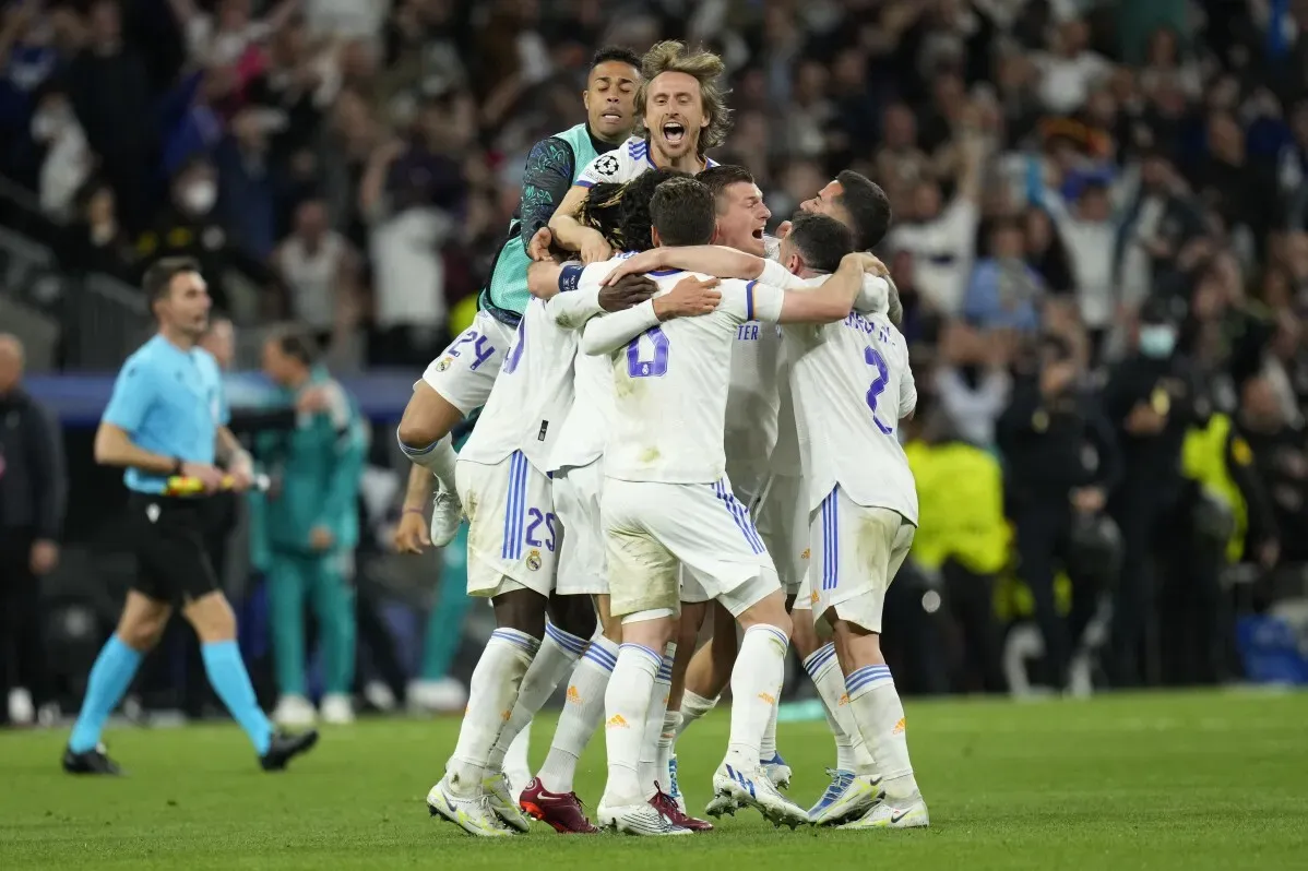 احتفال فريق ريال مدريد بعد التأهل في دوري أبطال أوروبا، مع تفاعل اللاعبين في فرحة مشتركة وعاطفية.