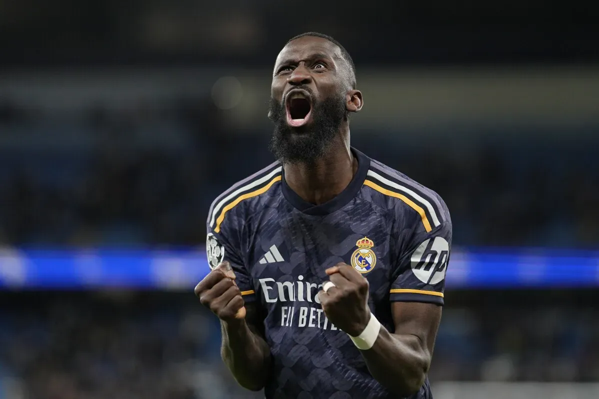 احتفال لاعب ريال مدريد أنتوني روديجر بعد تسجيل هدف، مع أجواء مشحونة في مباراة دوري أبطال أوروبا ضد مانشستر سيتي.