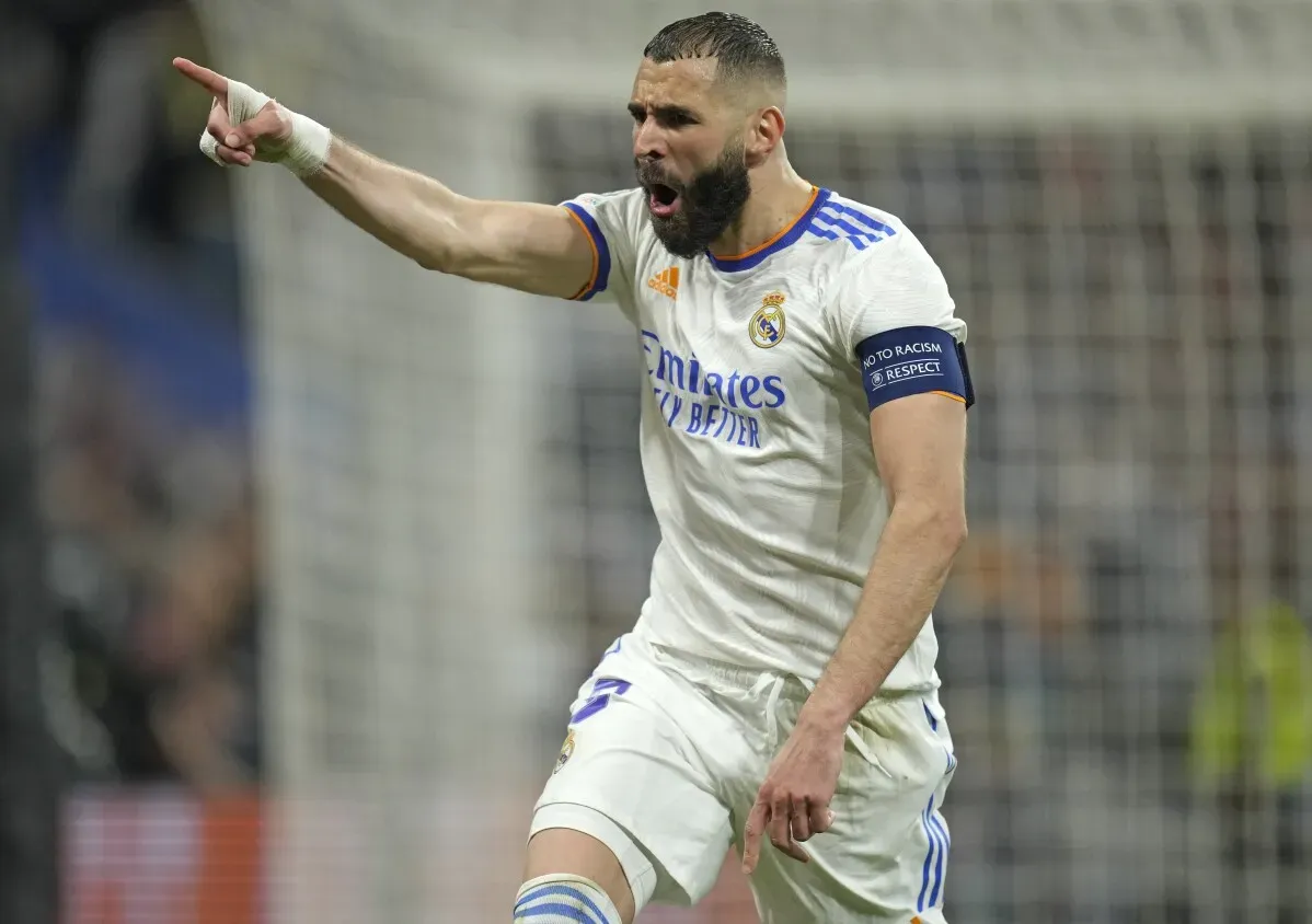 كريم بنزيمة، قائد ريال مدريد، يحتفل بهدف في مباراة حاسمة بدوري أبطال أوروبا، معبراً عن حماسه للتنافس مع مانشستر سيتي.