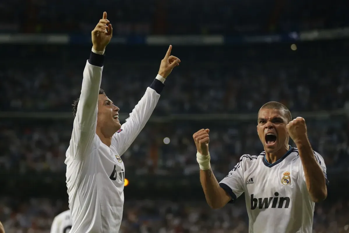 احتفالات حماسية من لاعبي ريال مدريد، حيث يرفع أحدهم يده للاحتفال بعد هدف، بينما يظهر الآخر بمفاجأة وفرح.