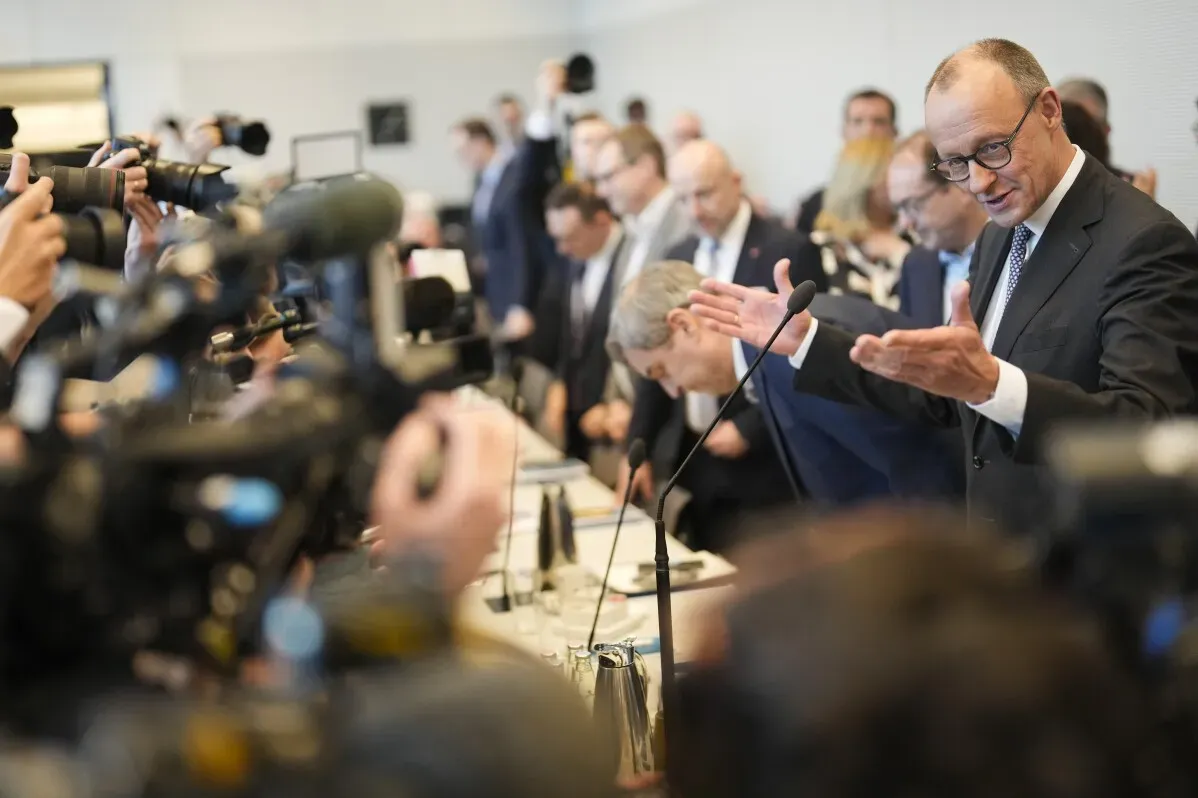 اجتماع لزعماء الاتحاد الأوروبي، حيث يتحدث أحدهم وسط حشد من الصحفيين، مع التركيز على التحديات الأمنية والتمويل الدفاعي.