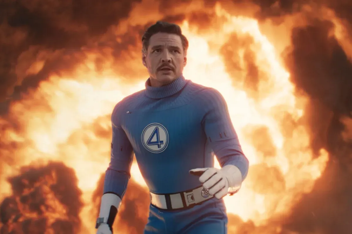 شخصية ترتدي زيًا أزرق يحمل الرقم 4، تظهر أمام انفجار كبير، تعكس أجواء فيلم "The Fantastic Four: First Steps" الذي يتصدر شباك التذاكر.