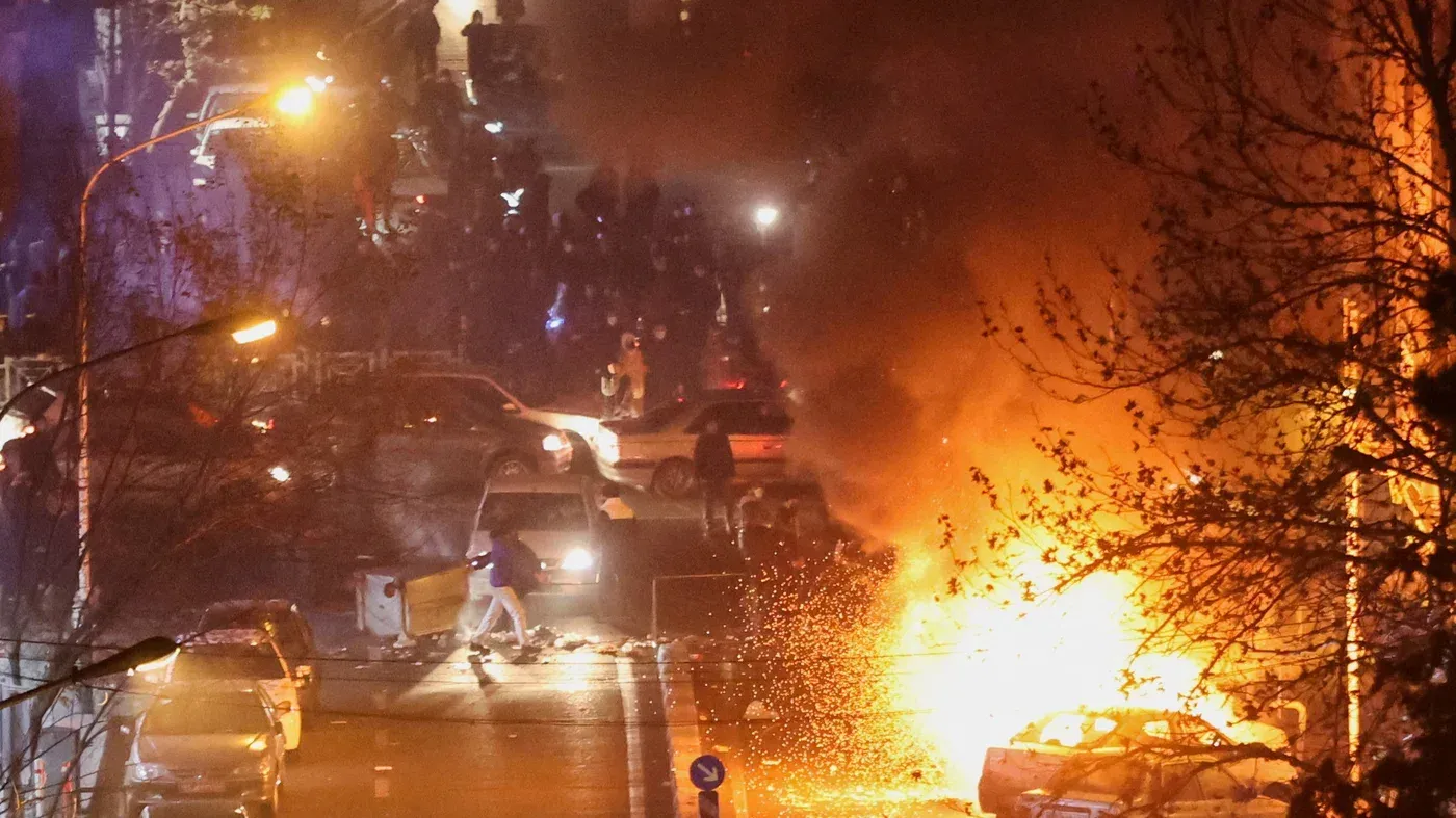 احتجاجات في إيران تتصاعد وسط أجواء من الغضب، مع اندلاع النيران في الشوارع وتجمع حشود كبيرة، تعبيرًا عن الإحباط من الحكومة.