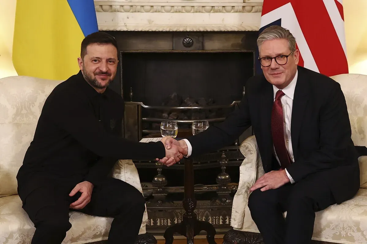 زيلينسكي رئيس أوكرانيا يصافح كير ستارمر رئيس الوزراء البريطاني في اجتماع بلندن لدعم أوكرانيا وتعزيز الدفاعات الأوروبية.