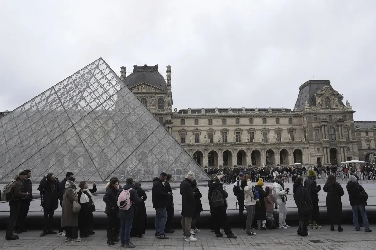 طوابير طويلة من الزوار أمام متحف اللوفر، مع هرم زجاجي بارز في المقدمة، تشير إلى الحاجة الملحة لتجديد المرافق.