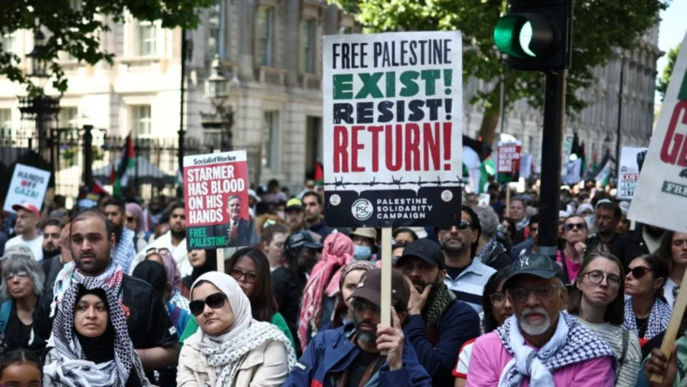 مشاركون في مسيرة لإحياء ذكرى النكبة في لندن، يحملون لافتات تطالب بحرية فلسطين وحق العودة، وسط أجواء من التضامن والمشاركة.