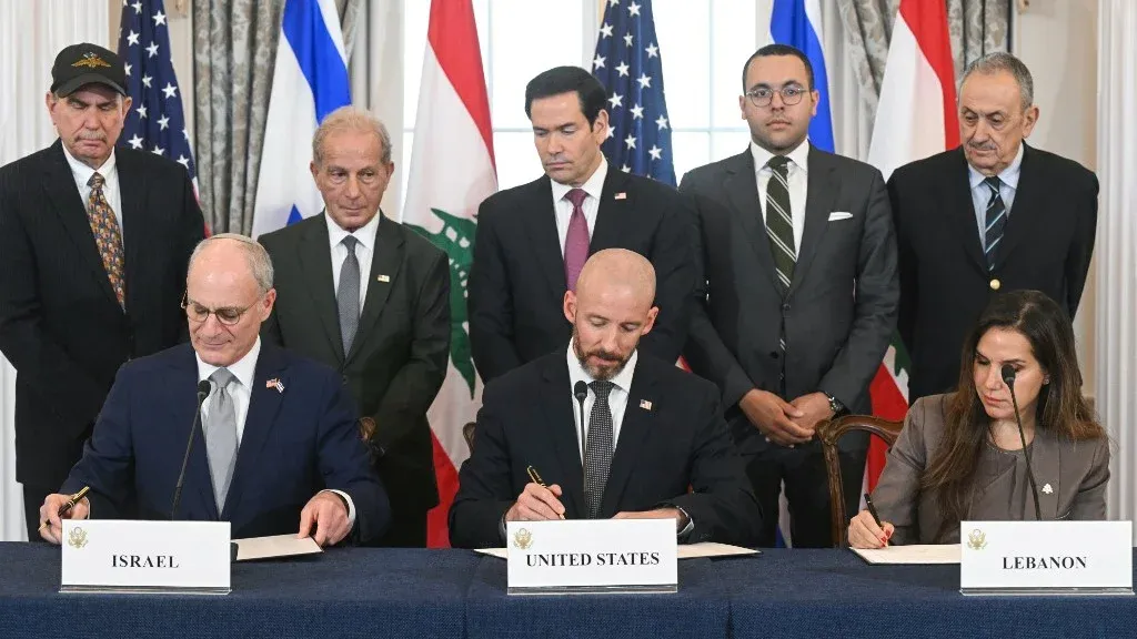 ممثلو إسرائيل والولايات المتحدة ولبنان يوقعون اتفاق إطار سياسي وسط حضور رسمي يعكس التوترات الجيوسياسية في المنطقة.