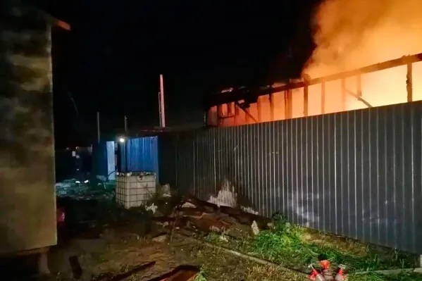 حريق كبير في مستودع بمنطقة صناعية في روسيا إثر هجوم أوكراني بالطائرات المسيّرة ضمن تصعيد الحرب بين البلدين.