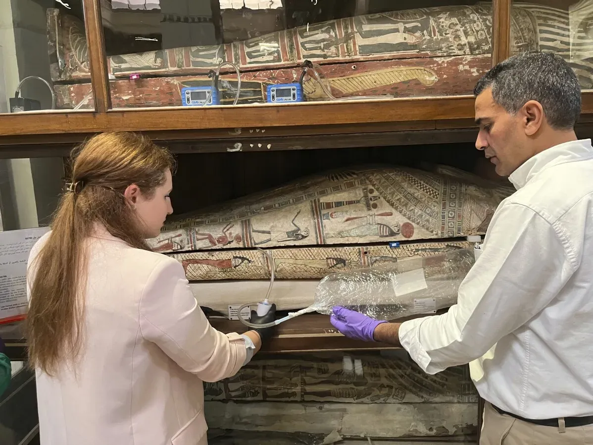 باحثان يجريان دراسة على مومياوات مصرية في متحف، باستخدام أدوات علمية لتحليل الروائح المرتبطة بالتحنيط.