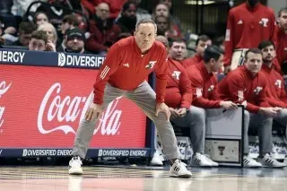 مدرب فريق تكساس تك غرانت ماكسلاند يتفاعل مع فريقه خلال مباراة، مع التركيز على استراتيجيات اللعب.