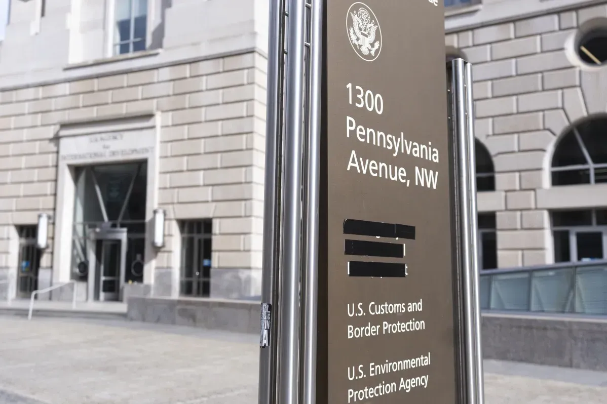 لافتة تحمل عنوان "1300 Pennsylvania Avenue, NW" تشير إلى مكاتب الوكالة الأمريكية للتنمية الدولية، وسط أنباء عن تقليص عدد الموظفين وإجازات إدارية.