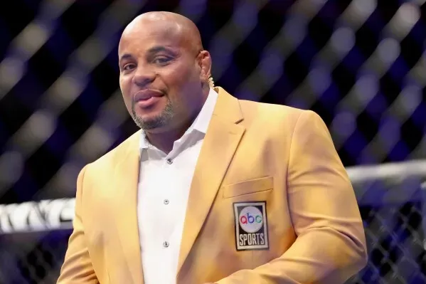 دانيال كورمييه، بطل UFC السابق، يرتدي سترة ذهبية خلال ظهوره في برنامج "المقاتل النهائي"، حيث يتحدث عن تأثير البرنامج على رياضة الفنون القتالية.