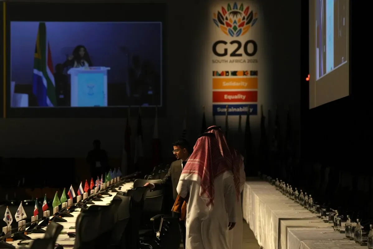اجتماع وزراء المالية ورؤساء البنوك المركزية في مجموعة العشرين بجنوب أفريقيا، مع لافتات تبرز مواضيع الاستدامة والمساواة.