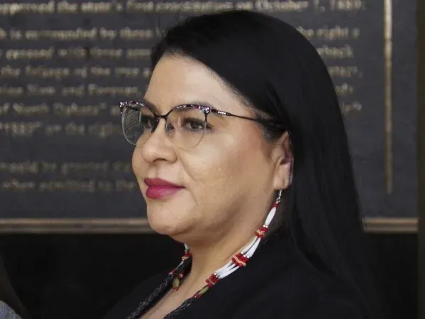 مديرة السياسات في صندوق الدفاع القانوني للجمعية الوطنية للنهوض بالملونين، ديميتريا ماكين، تتحدث عن أهمية قانون حقوق التصويت.