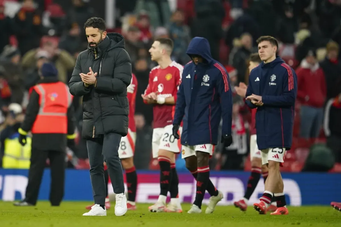 خسارة مانشستر يونايتد 3-1 أمام برايتون، مع التركيز على المدرب روبن أموريم الذي يعبّر عن خيبة أمل الفريق.