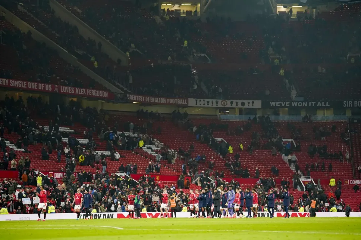 مشجعي مانشستر يونايتد يغادرون ملعب أولد ترافورد بعد خسارة الفريق 3-1 أمام برايتون، في أجواء من الإحباط.