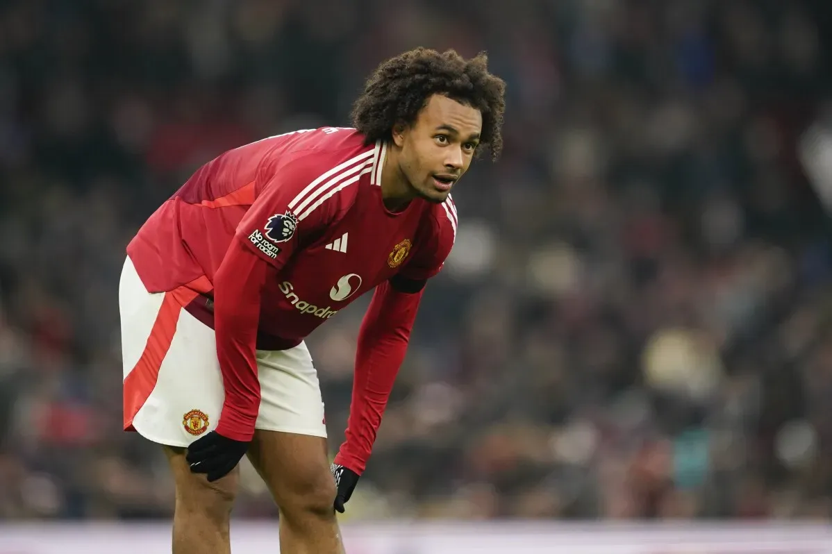 لاعب مانشستر يونايتد يبدو عليه القلق خلال مباراة بعد الخسارة 3-1 أمام برايتون، مما يعكس تدهور أداء الفريق هذا الموسم.