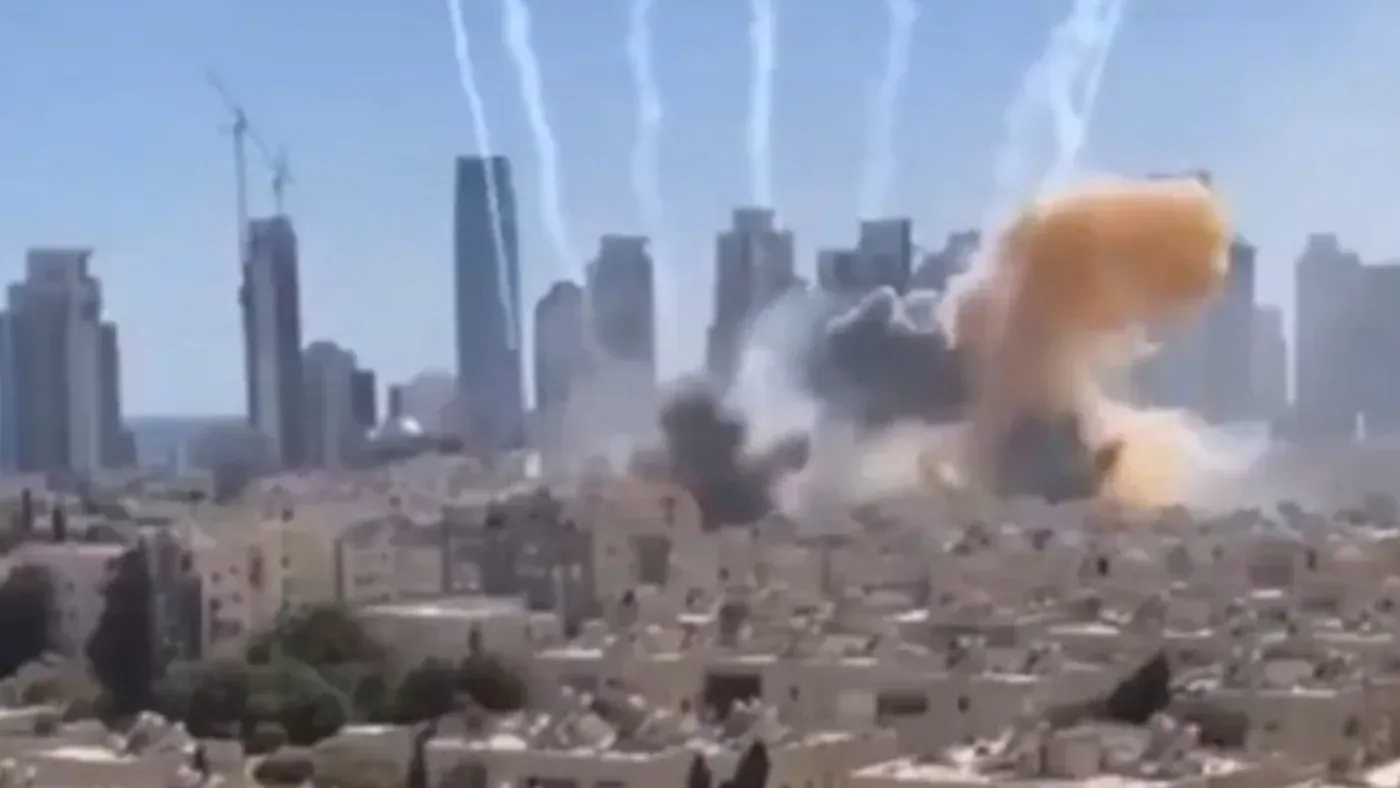 مشهد يظهر انفجارات في تل أبيب مع انطلاق صواريخ في السماء، وسط مباني المدينة. الفيديو تم إنشاؤه بواسطة الذكاء الاصطناعي.