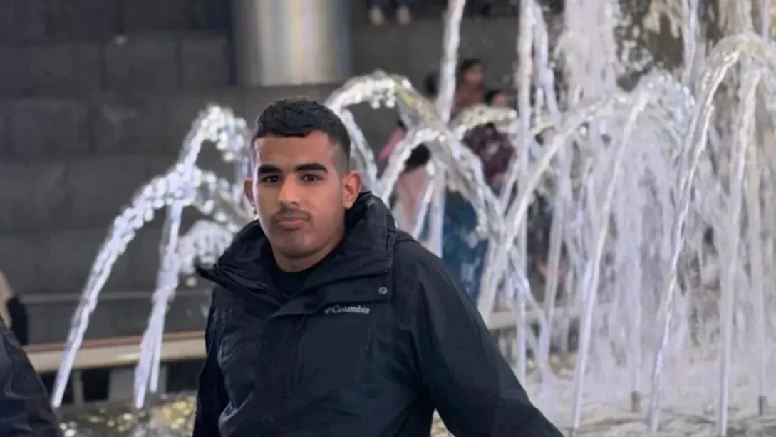 صابر عميتل، شاب بدوي من النقب، يظهر في صورة أمام نافورة، حيث توفي بعد اعتقاله في سجن شيكما.