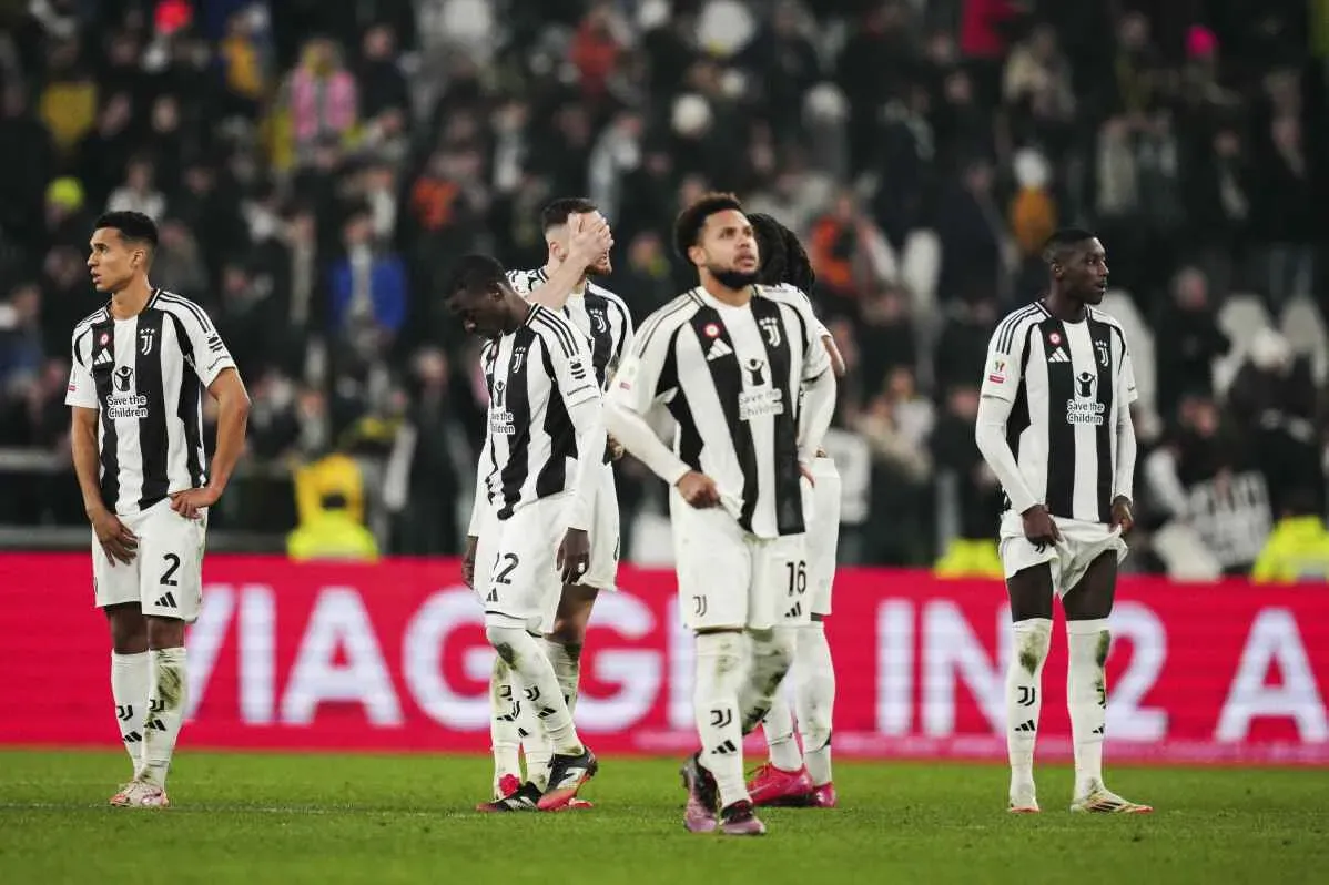لاعبو يوفنتوس يظهرون مشاعر الإحباط بعد الخروج من كأس إيطاليا، مما يزيد الضغط على المدرب تياجو موتا لضمان التأهل لدوري الأبطال.
