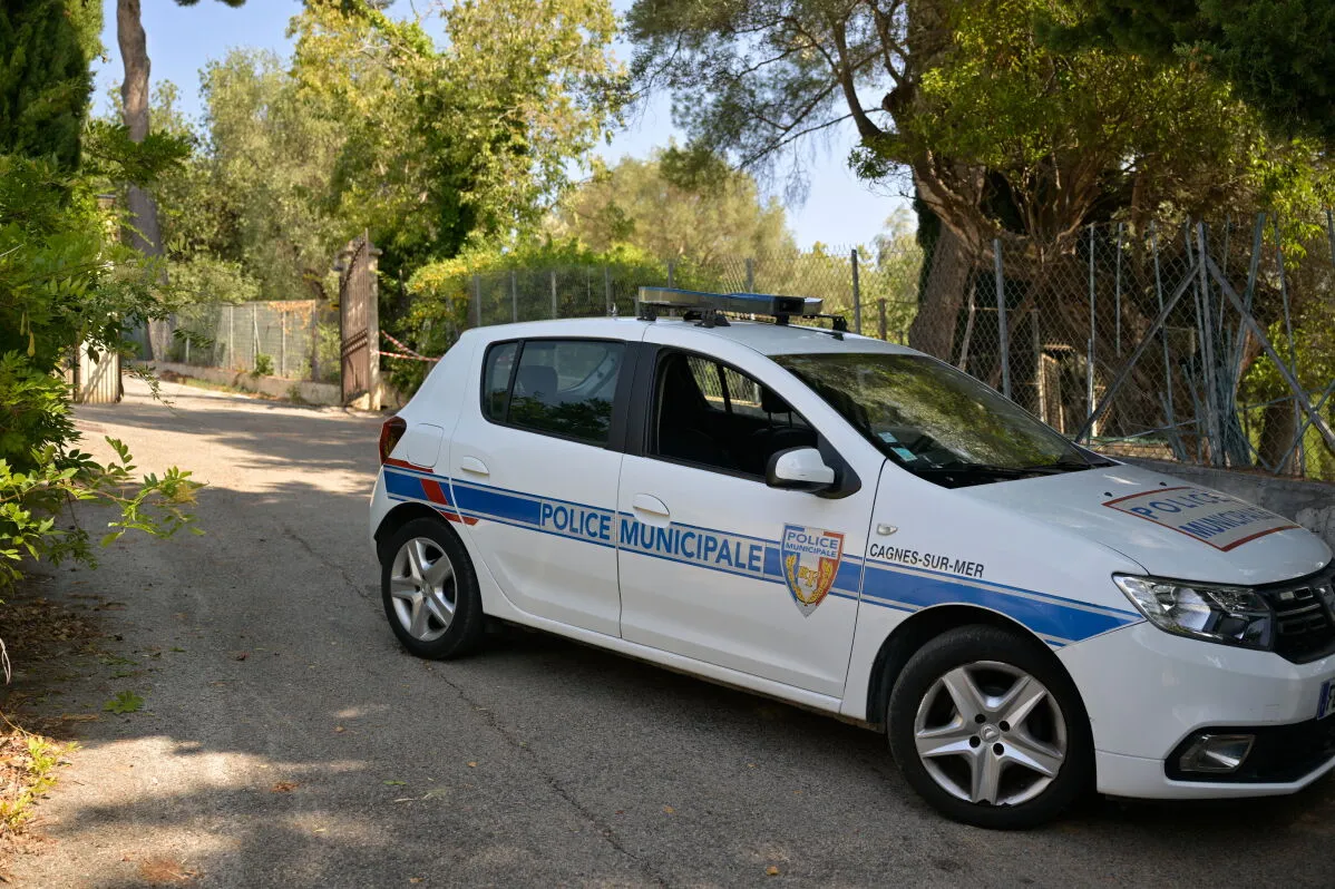 سيارة شرطة بلدية متوقفة عند مدخل متحف Renoir في Cagnes-sur-Mer بعد سرقة لوحات فنية ثمينة من المتحف الفرنسي.