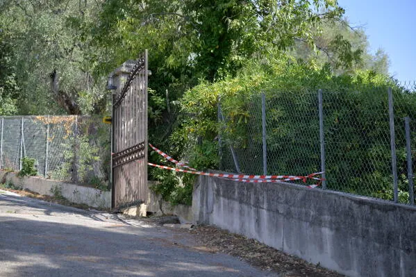 بوابة سياج متحف Renoir في Cagnes-sur-Mer جنوب فرنسا مع شريط تحذيري، موقع سرقة لوحات فنية ثمينة من المتحف.