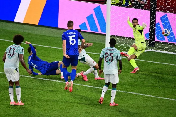 لاعبو كرة قدم في لحظة حاسمة أمام المرمى خلال مباراة كأس العالم، مع استخدام تقنية الكرة المتصلة لتحديد التسلل بدقة عالية.