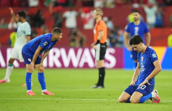 لاعبو منتخب كرواتيا يظهرون إحباطهم بعد إلغاء هدف بسبب تقنية الكرة المتصلة التي تحدد التسلل بدقة في كأس العالم 2025.