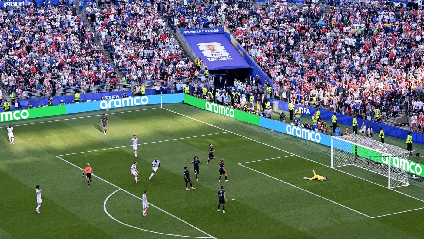 مباراة كرة قدم في كأس العالم 2026 بحضور جماهيري كبير، تُظهر لحظة محاولة تسجيل هدف مع تصدي حارس المرمى.