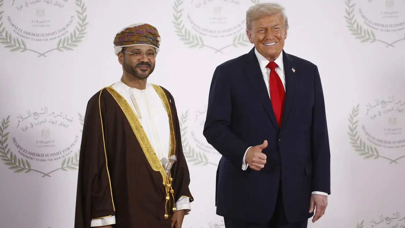 وزير الخارجية العماني بدر البوسعيدي مع الرئيس الأمريكي السابق دونالد ترامب في قمة للسلام، حيث يناقشان الوضع في الشرق الأوسط.
