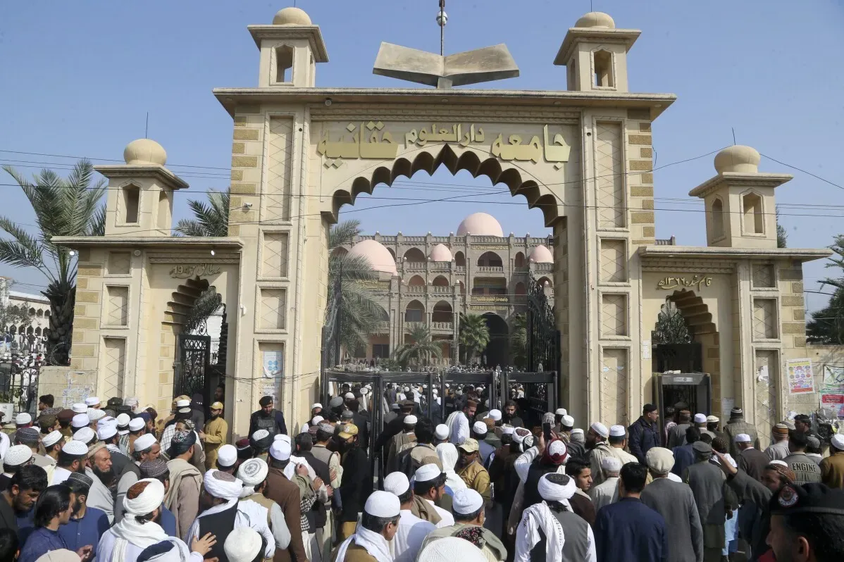 حشود كبيرة من المشيعين أمام جامعة حقانية في باكستان، حيث أقيمت جنازة رجل دين مرتبط بحركة طالبان بعد الهجوم الانتحاري.