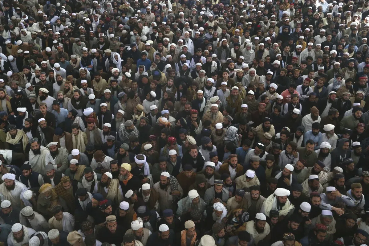 مئات المشيعين في جنازة حميد الحق، رجل دين مرتبط بحركة طالبان، بعد الهجوم الانتحاري في باكستان.