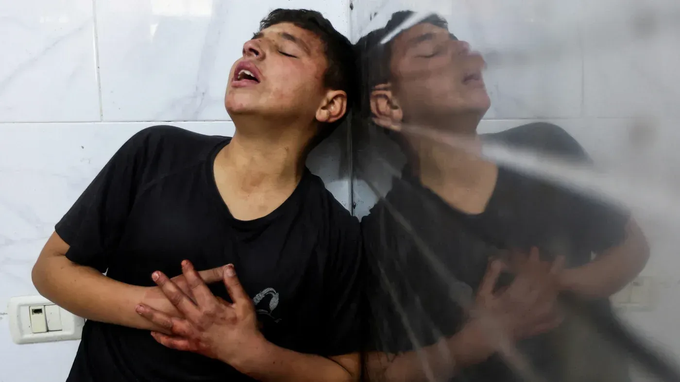 طفل فلسطيني يعبر عن الألم والحزن بعد الغارات الإسرائيلية، مما يعكس تأثير النزاع على المدنيين في غزة.