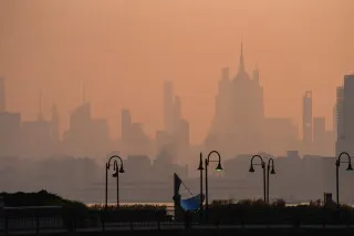 ضباب دخاني كثيف يغطي أفق مدينة نيويورك بسبب حرائق الغابات الكندية قبيل نهائي كأس العالم في نيو جيرسي.