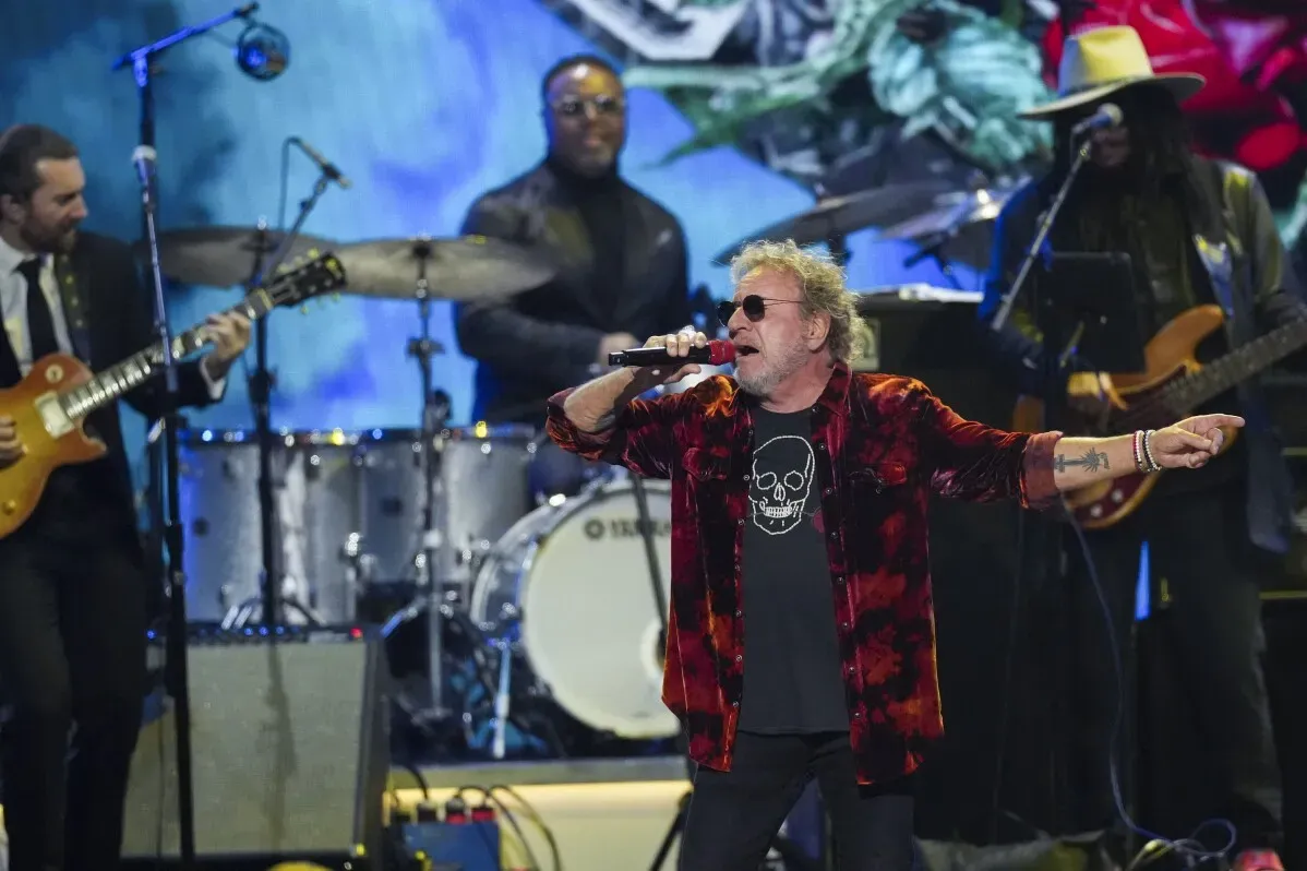 أداء موسيقي حيوي لفرقة Grateful Dead خلال حفل تكريمي في لوس أنجلوس، مع ظهور عازف الغيتار سامي هاجر في المقدمة.