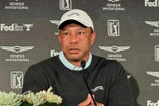 تايجر وودز يتحدث خلال مؤتمر صحفي في بطولة جينيسيس إنفيتيشنال، مع التركيز على مستقبله في الجولف وكأس رايدر.