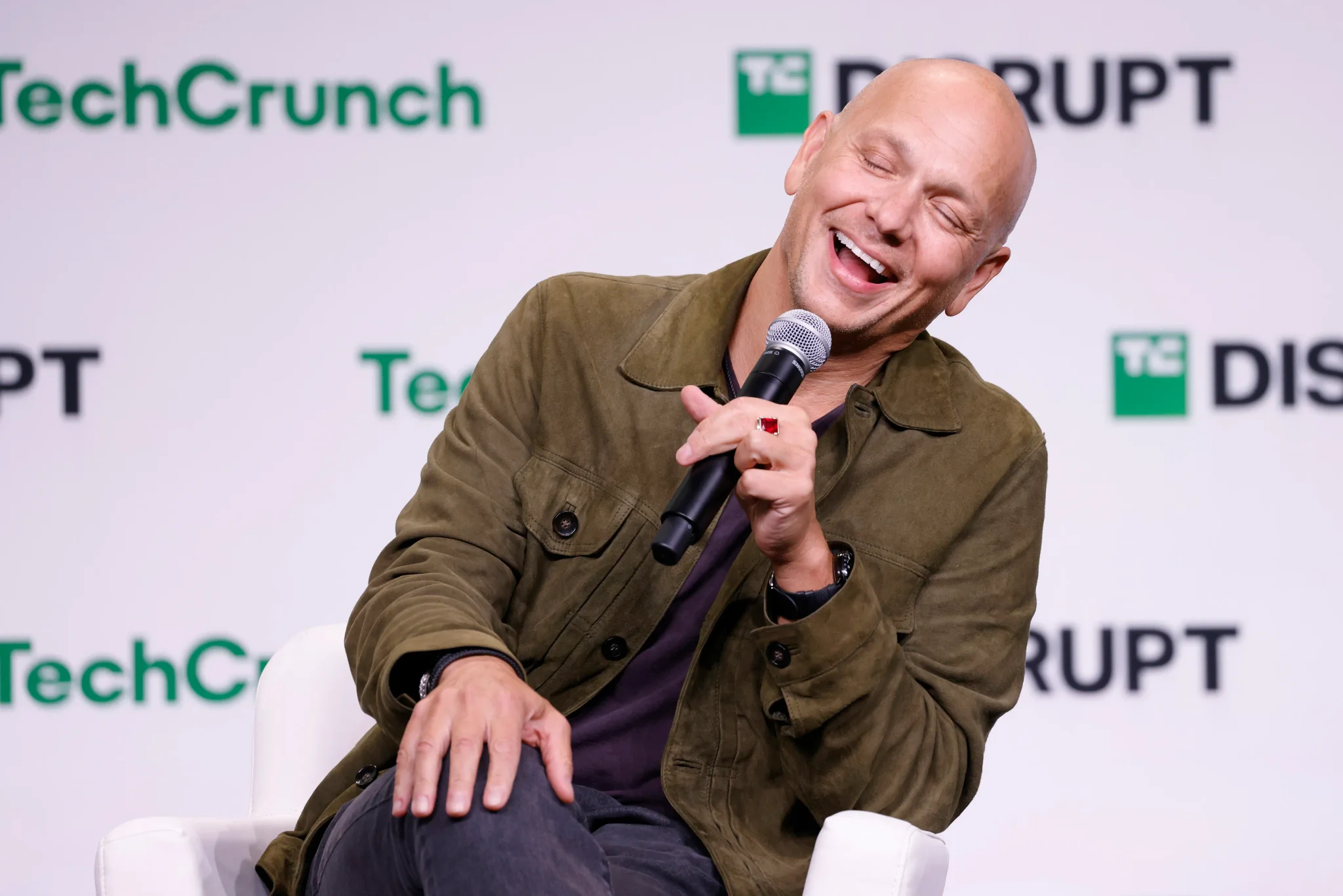 توني فادل، مصمم منتجات وادي السيليكون، يتحدث في فعالية TechCrunch Disrupt عن تحديات بناء مساعد ذكاء اصطناعي موثوق وآمن.
