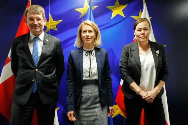 اجتماع لوزراء أوروبيين في دافوس، سويسرا، مع العلم الأوروبي والرايات الوطنية، يعكس التوترات التجارية مع الولايات المتحدة.