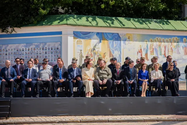 رئيسة المفوضية الأوروبية Ursula von der Leyen مع مسؤولين أوروبيين وأوكرانيين في كييف خلال يوم الدولة الأوكراني، معززين الدعم العسكري والمالي لأوكرانيا.