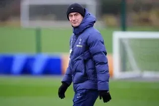 توتنهام يعلن إقالة المدرب توماس فرانك بعد نتائج مخيبة في الدوري، حيث يحتل الفريق المركز السادس عشر بفارق خمس نقاط عن منطقة الهبوط.